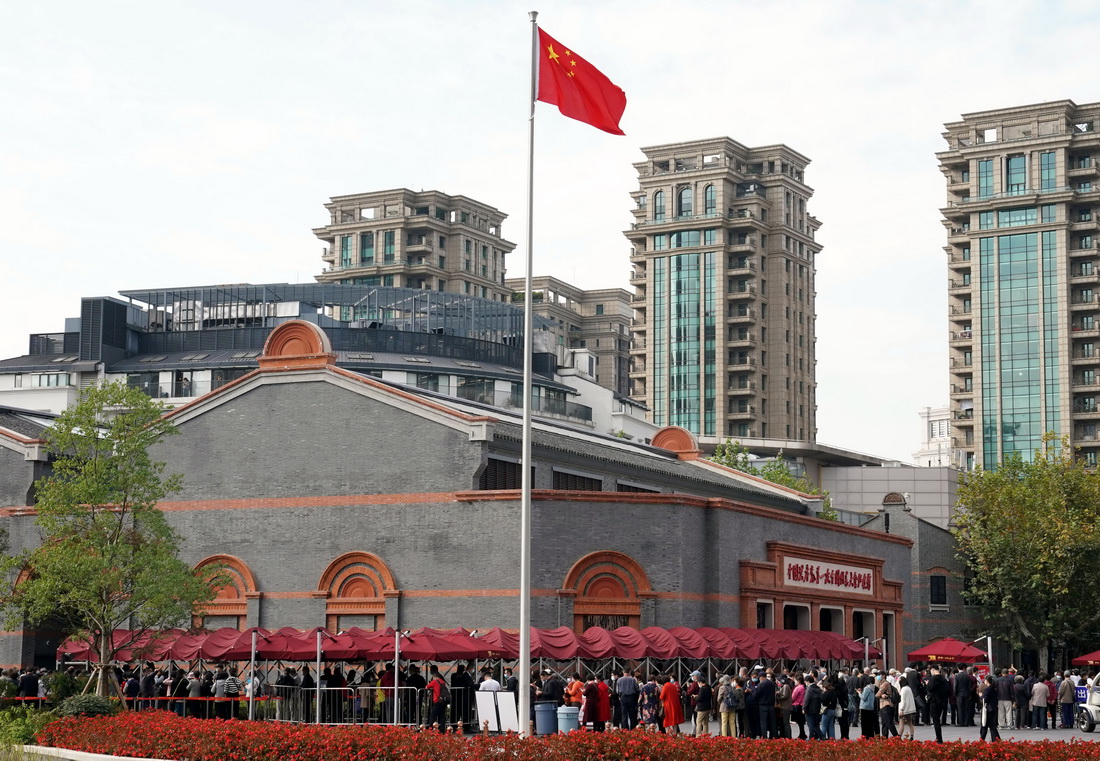 11月3日，人們排隊進入中共一大紀念館參觀。新華社記者 劉穎 攝