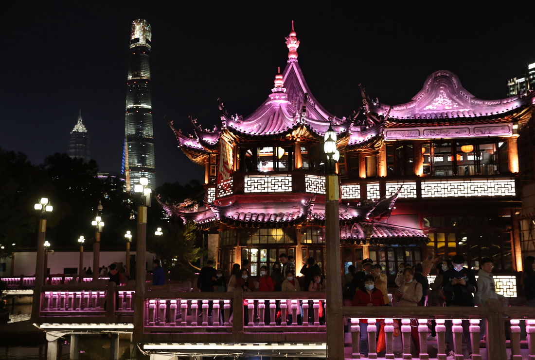 11月3日拍攝的上海豫園九曲橋的夜景。新華社記者 劉穎 攝