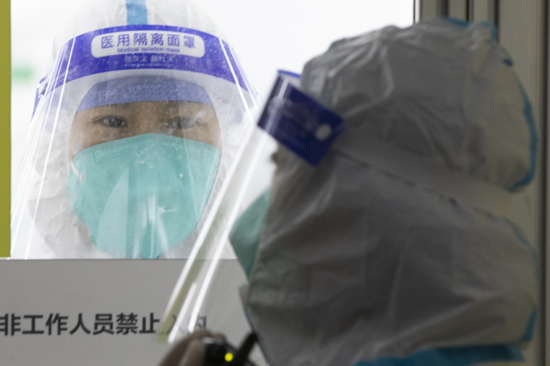 11月4日，醫護人員在哈爾濱市一處移動實驗室內工作。新華社記者 張濤 攝