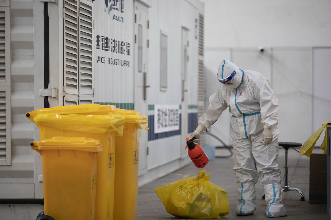 11月4日，醫護人員在哈爾濱市移動實驗室內工作。新華社記者 張濤 攝
