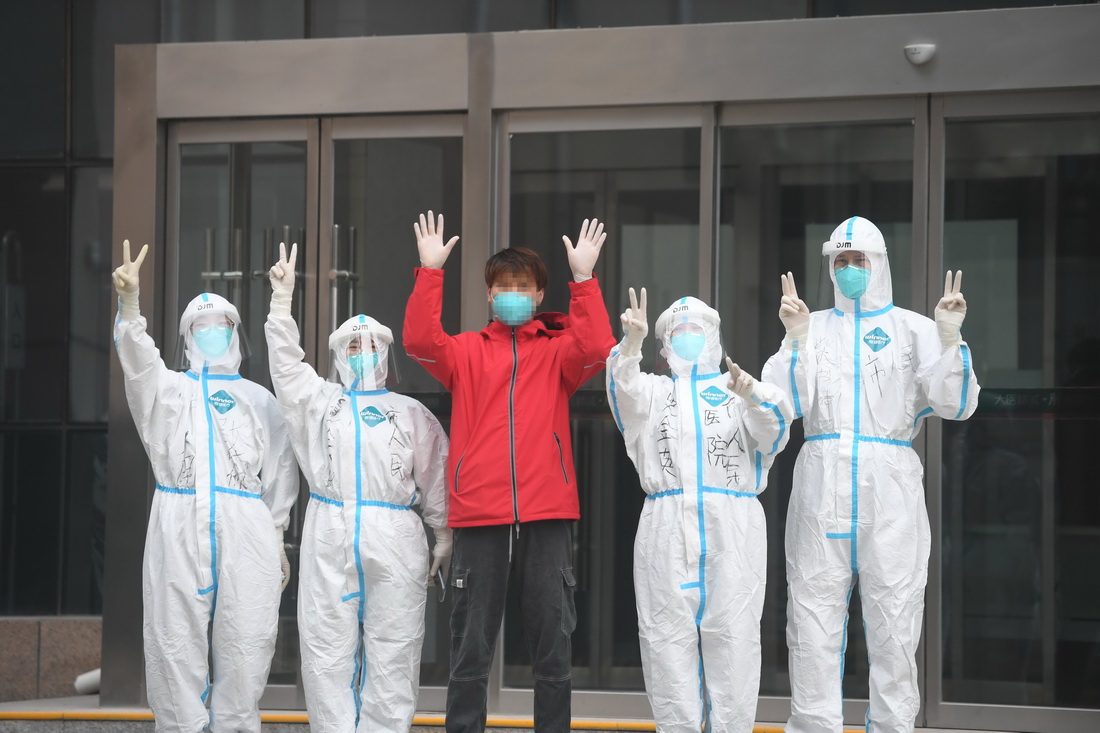 11月5日在石家庄市人民医院传染病院区拍摄的石家庄市本轮疫情首例确诊病例李某（中）。