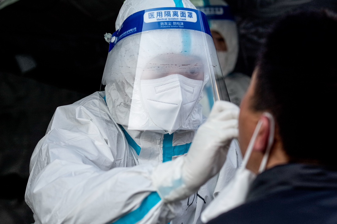 11月8日，在西寧市中心廣場核酸採樣點，醫護人員冒著嚴寒做核酸採樣。新華社記者 吳剛 攝