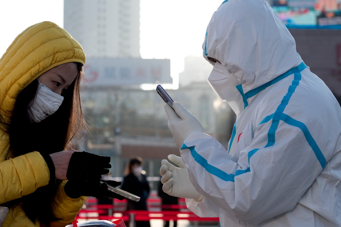 11月8日，在西寧市中心廣場核酸採樣點，工作人員為群眾掃碼登記。新華社記者 吳剛 攝