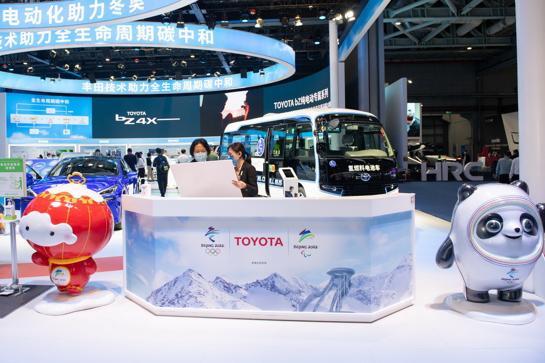 11月7日在第四届进博会汽车展区丰田展台拍摄的“冰墩墩”和“雪容融”。新华社记者 孟涛 摄