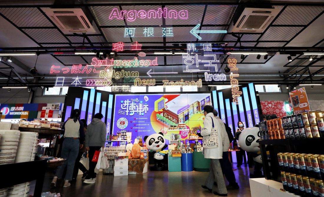 11月8日，顾客走过进博集市内一处各国商品集中展示台。