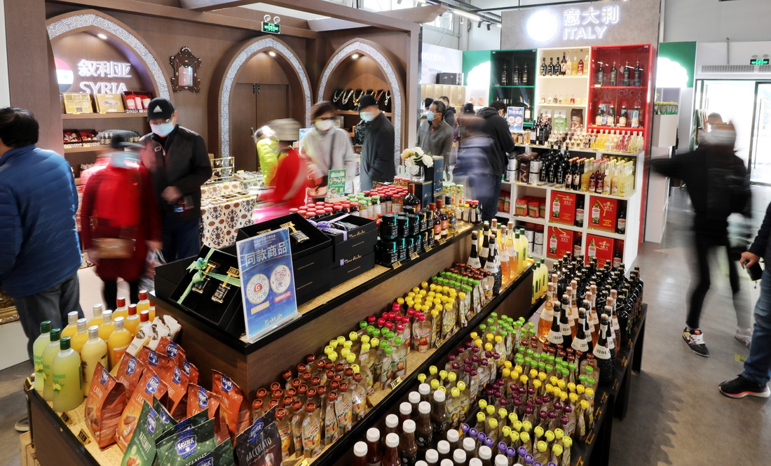 11月8日，顧客走過進博集市內一處進口酒水飲料集中展示台。