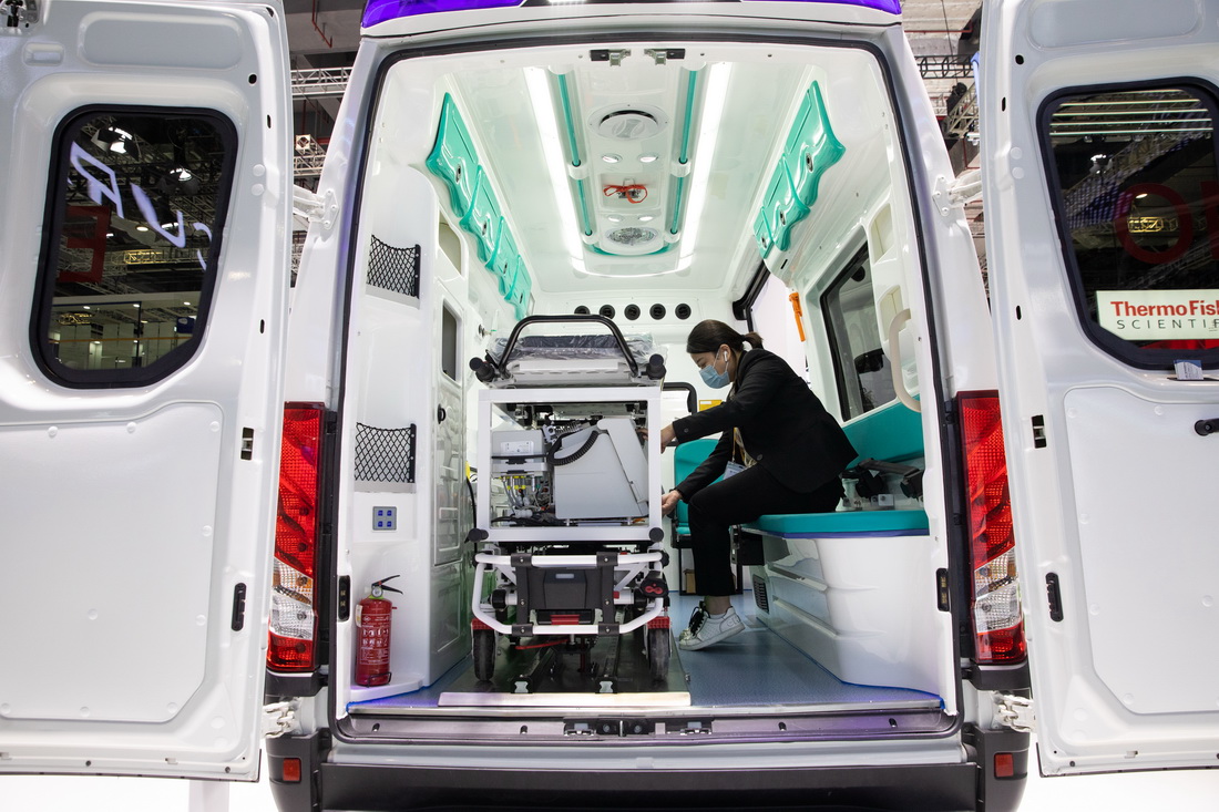 11月8日在第四届进博会医疗器械及医药保健展区拍摄的新款ECMO负压救护车。