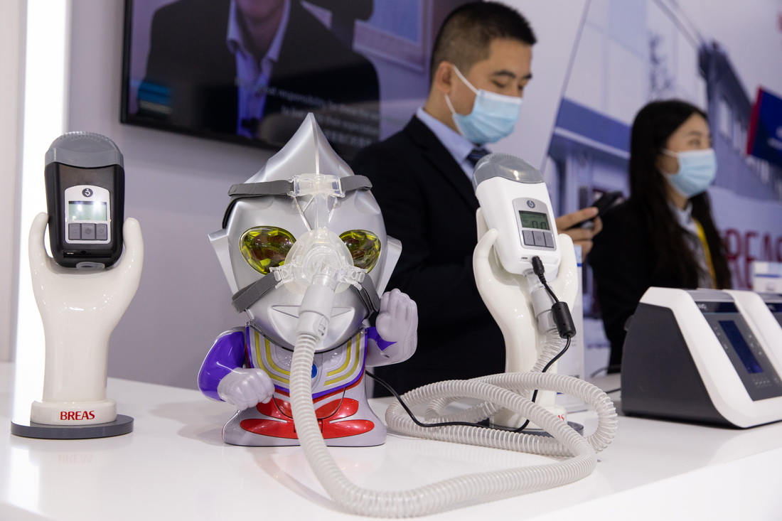 11月8日在第四届进博会医疗器械及医药保健展区拍摄的新款呼吸机。