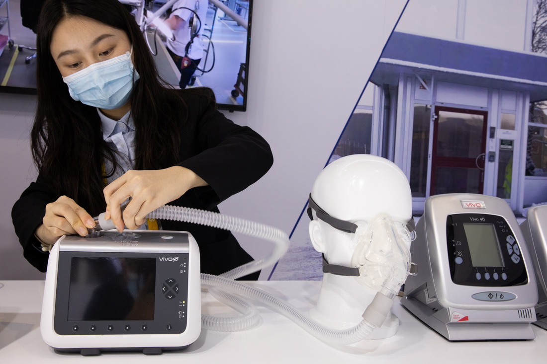 11月8日，在第四届进博会医疗器械及医药保健展区，一家公司展示新款呼吸机。