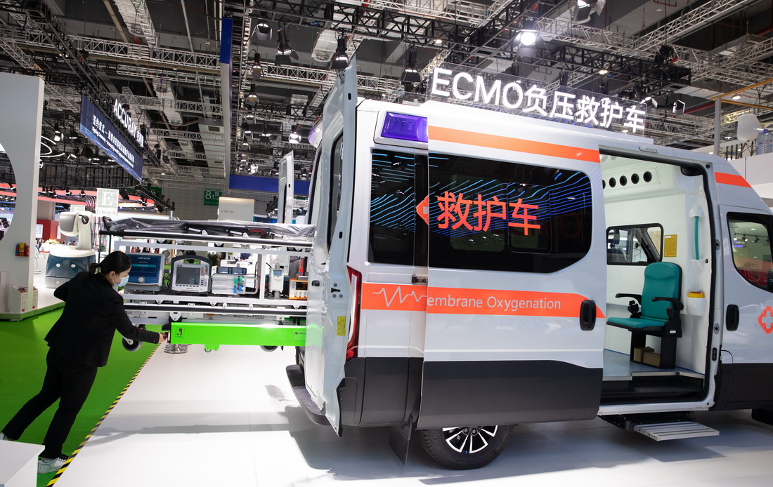 11月8日，在第四届进博会医疗器械及医药保健展区，一家公司展示新款ECMO负压救护车。