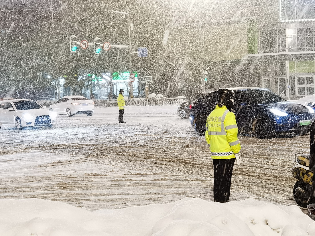 11月8日，交警在雪中指揮交通。新華社發（崔凱 攝）