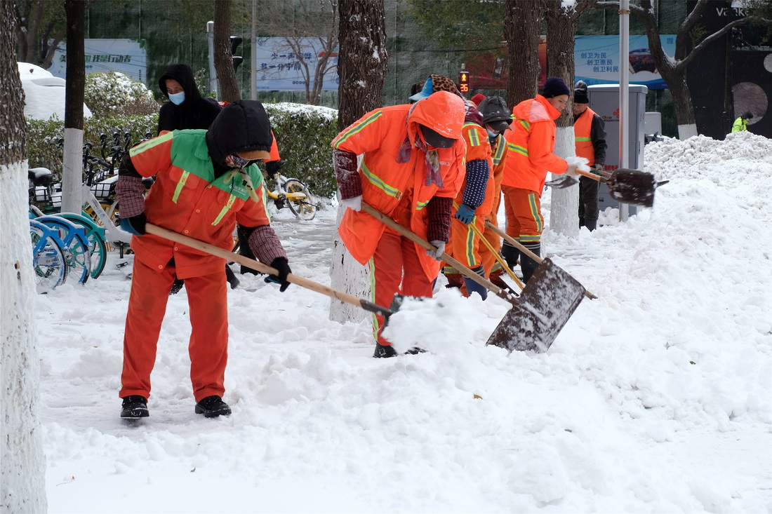 11月8日，環衛工人在清掃道路上的積雪。新華社發（鄭磊 攝）