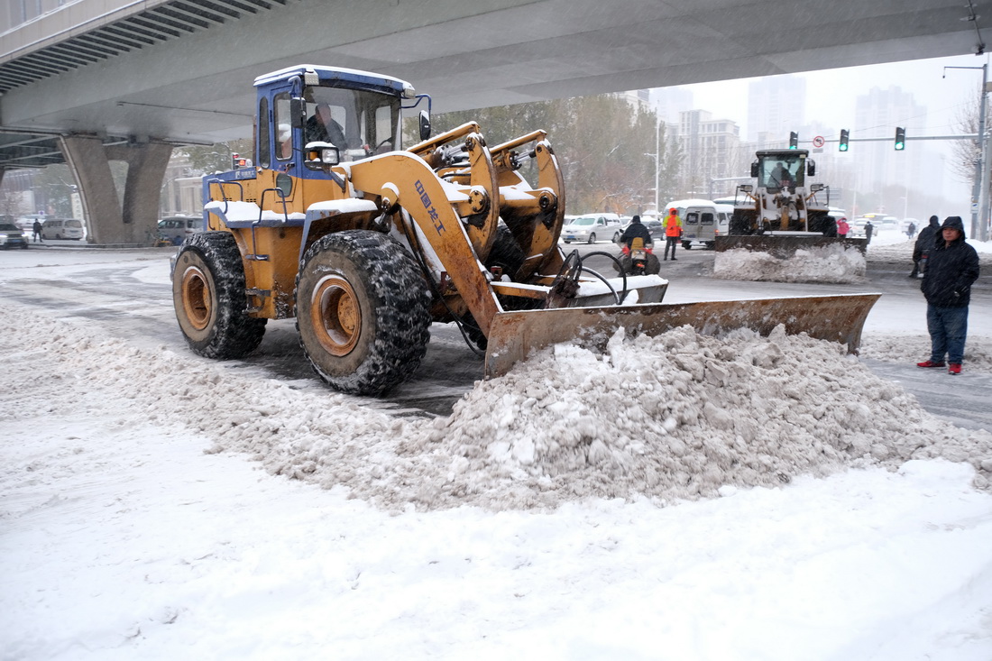 11月8日，環衛部門在清理路面積雪。新華社發（黃金崑 攝）