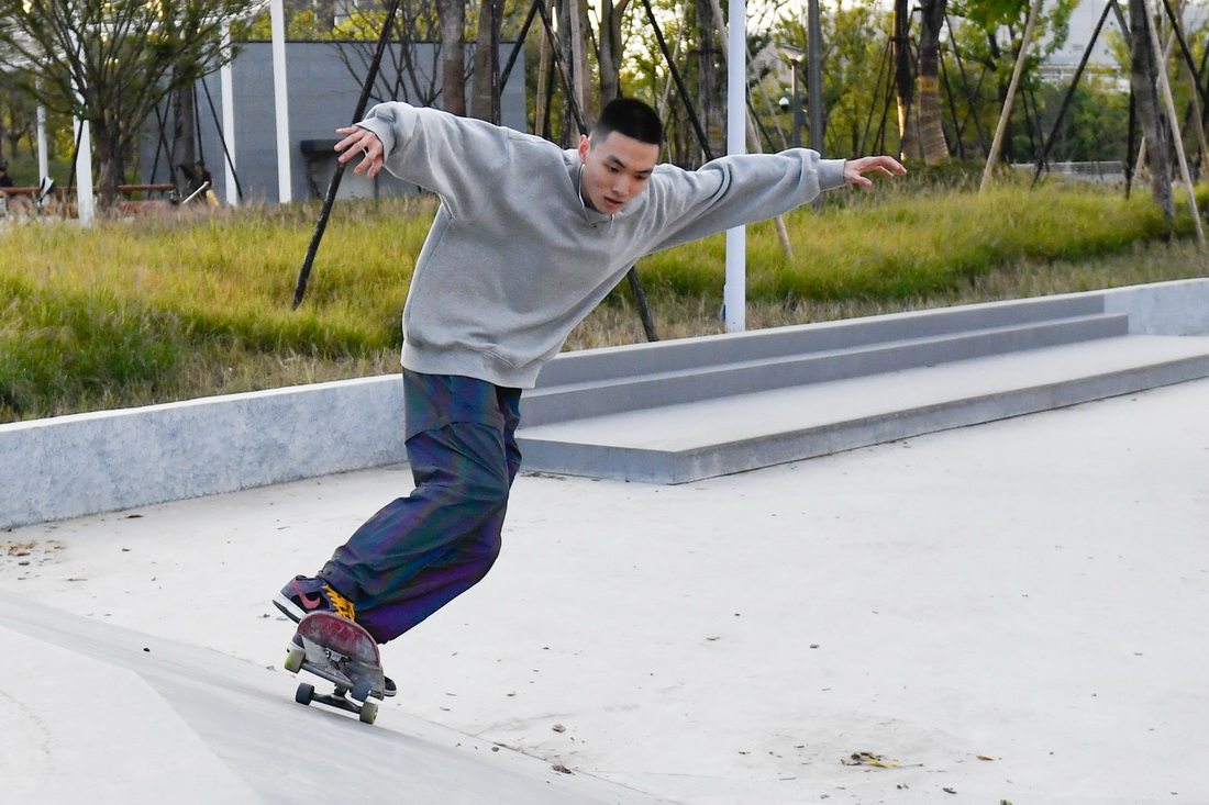 11月9日，市民在大運河亞運公園裡的滑板公園練習滑板。
