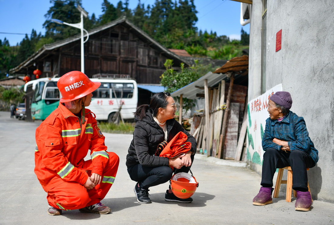 11月9日，女子消防隊員（左一、左二）在村裡提醒村民冬季用火安全。