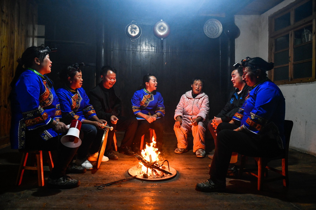 11月8日，女子消防隊（藍衣者）在村民家中提醒村民冬季取暖用火安全。