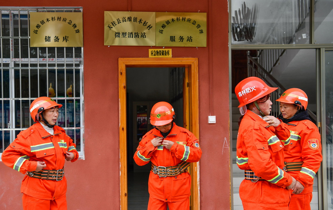 11月9日，女子消防隊員在舉行消防演練前整理消防服裝。