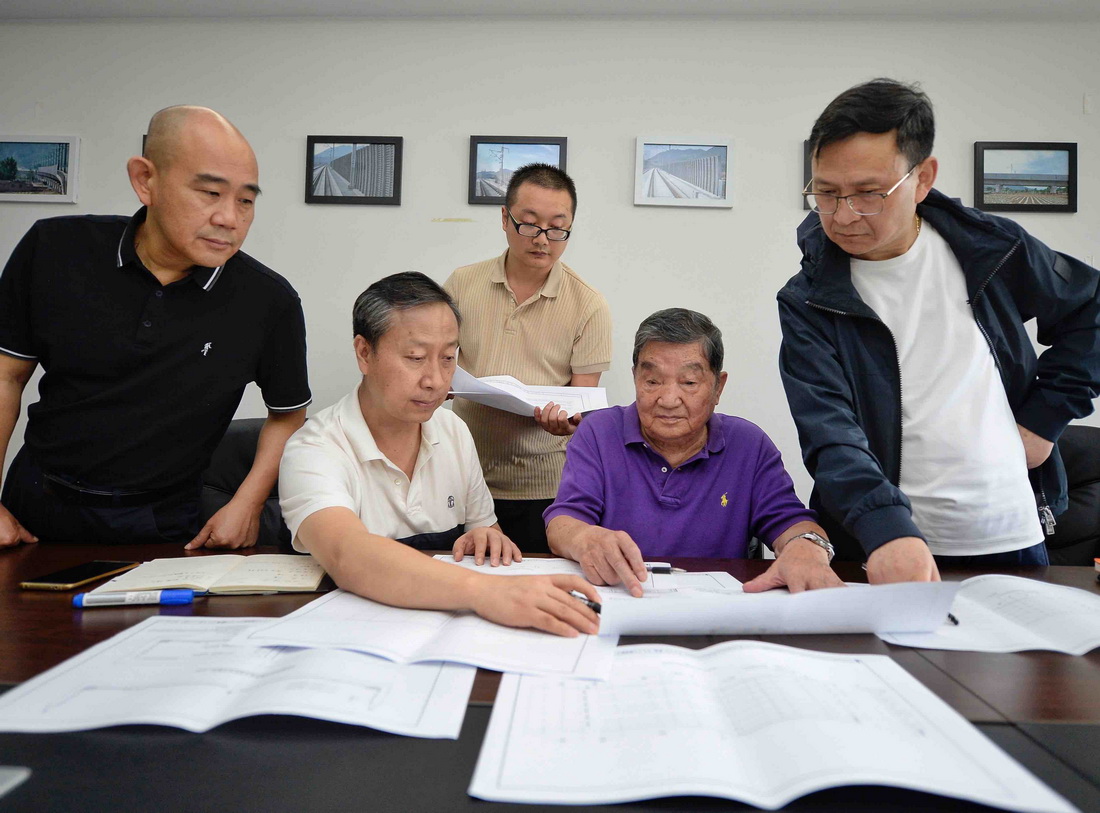 9月15日，王其昌（右二）與團隊成員討論方案。