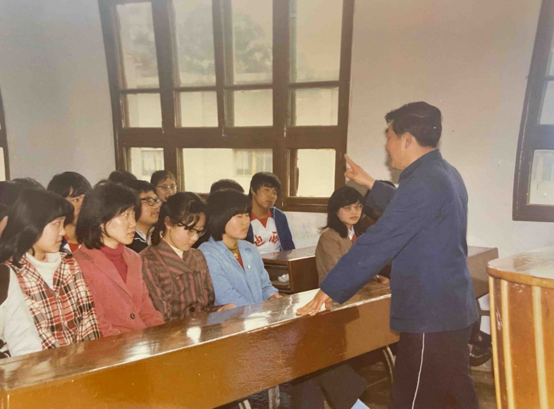 20世紀80年代末，王其昌在給學生上課（資料照片）。