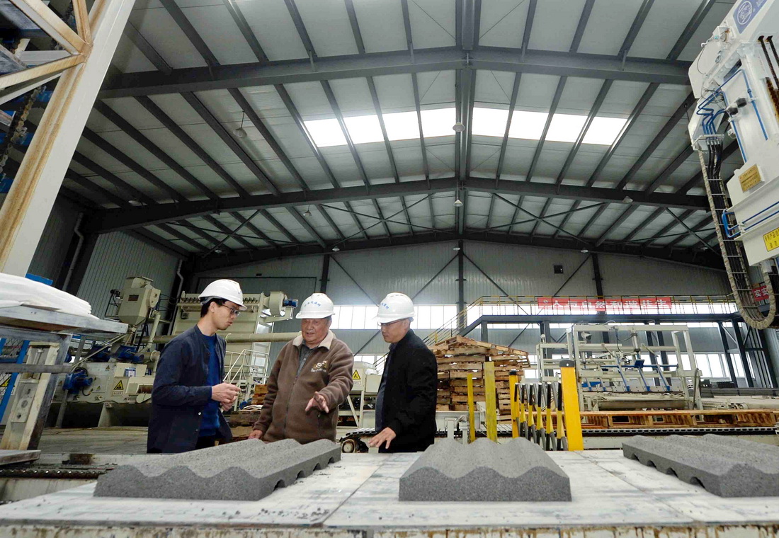 11月4日，王其昌（中）在聲屏障吸聲板生產廠指導生產。