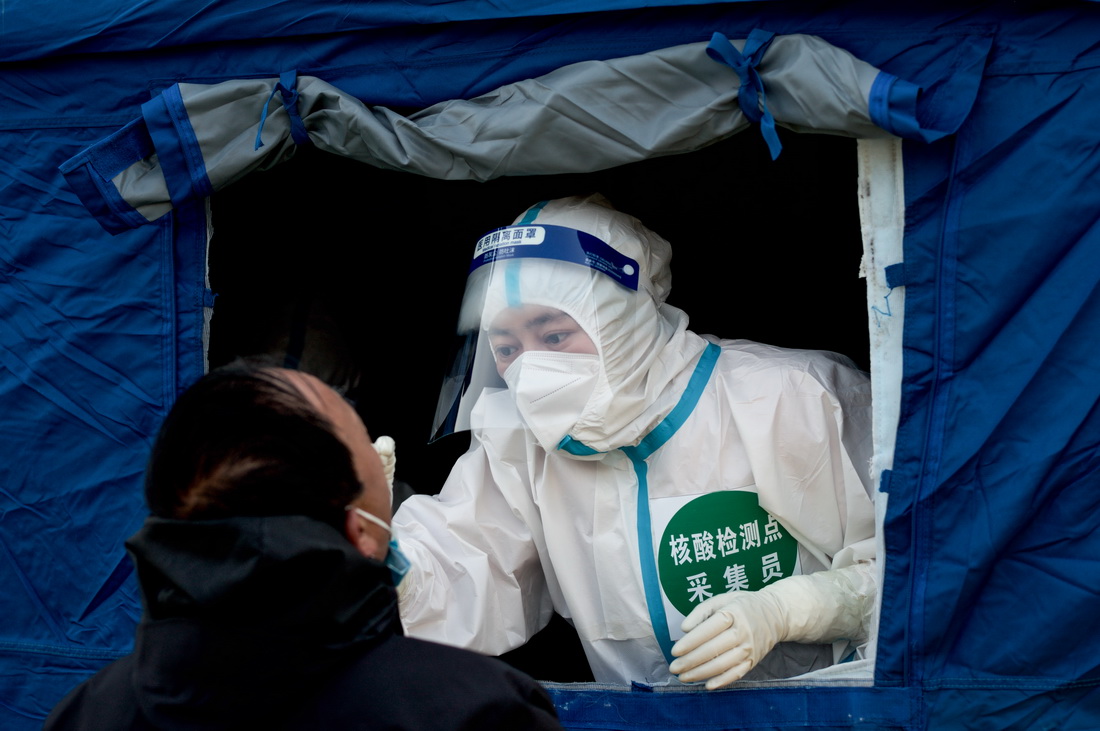 11月10日，在青海省西宁市城西区师大附中采样点，医护人员为市民进行核酸采样。