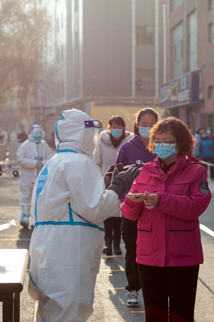 11月10日，在青海省西宁市城西区名都大厦采样点，工作人员对市民进行扫码登记。
