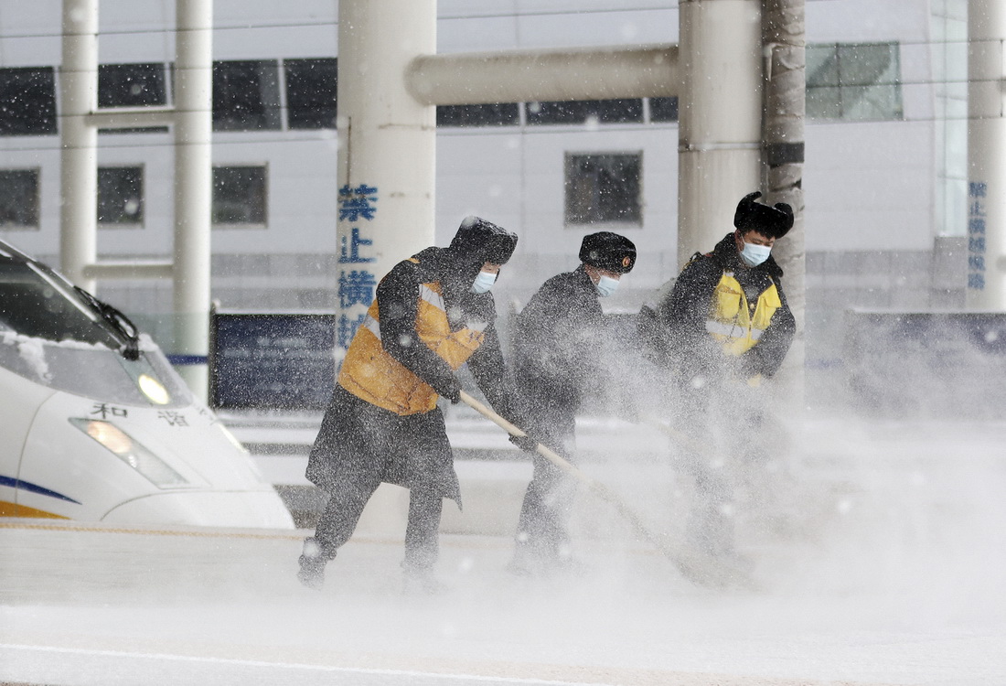 铁路职工清扫长春火车站站台积雪（11月9日摄）。新华社发