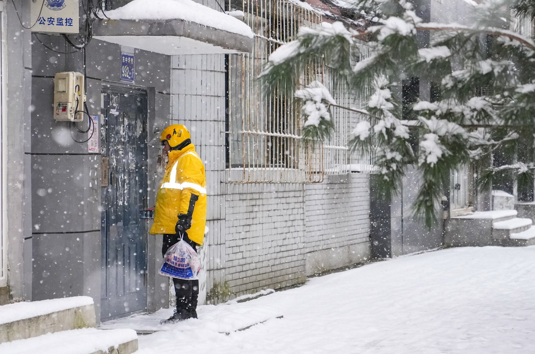 吉林省長春市的一名外賣配送員冒雪配送餐品（11月9日攝）。新華社記者 許暢 攝