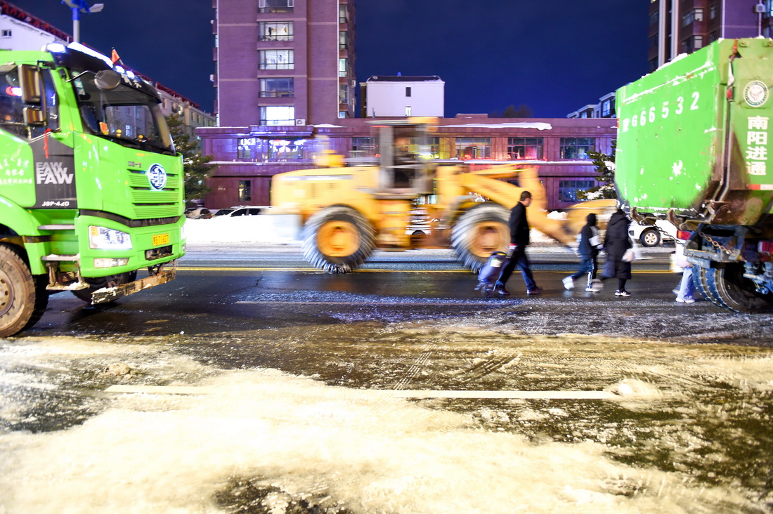 11月10日，在內蒙古通遼市，作業車輛在路上清理積雪。