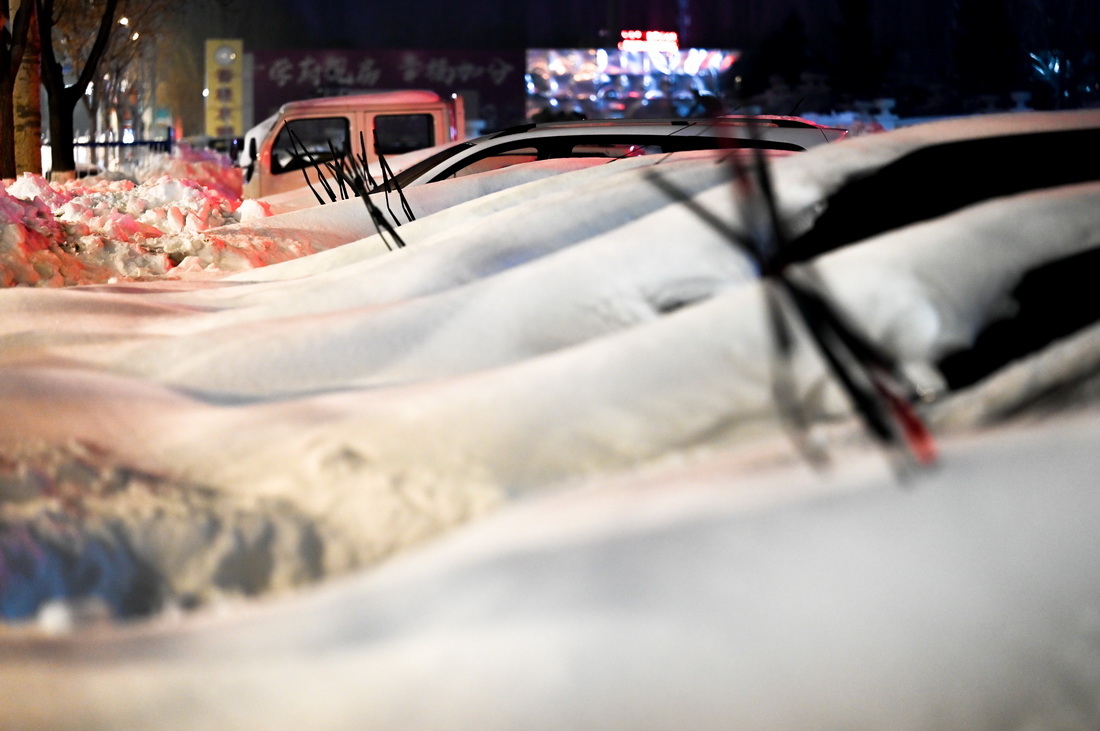11月10日，在內蒙古通遼市，汽車被積雪覆蓋。