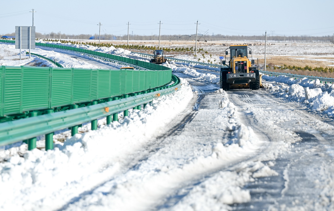 11月10日，在內蒙古赤峰市303國道上，作業車輛清理積雪。