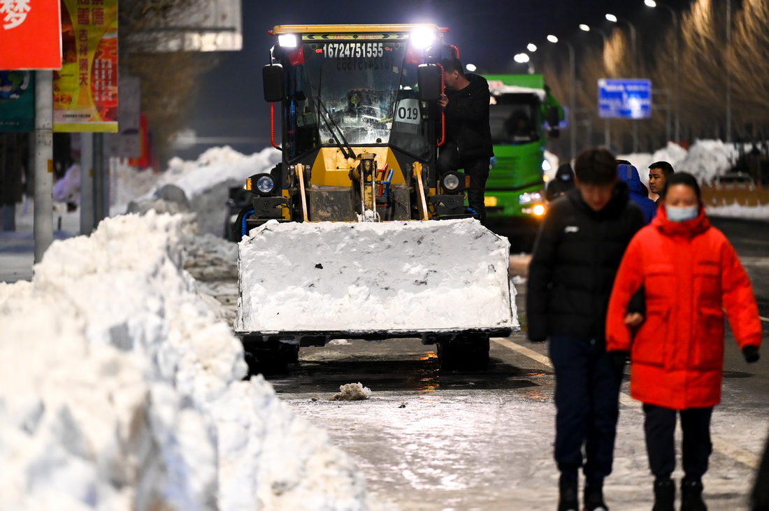 11月10日，在內蒙古通遼市，作業車輛清理城區路面積雪。