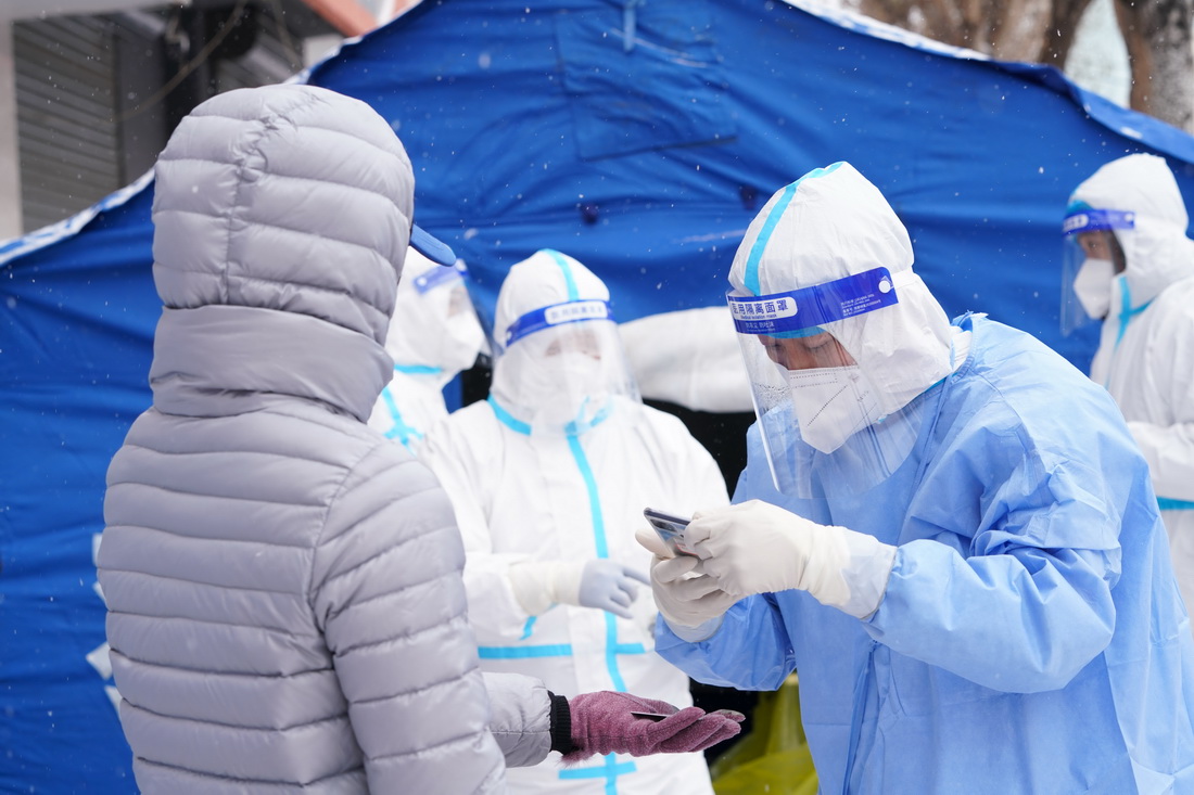 在黑河市愛輝區一小區，社區工作人員為居民進行核酸採集登記（11月9日攝）。