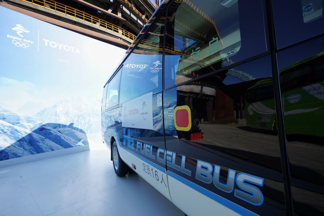 这是11月12日在交付仪式上拍摄的北京2022年冬奥会和冬残奥会赛事服务车辆。