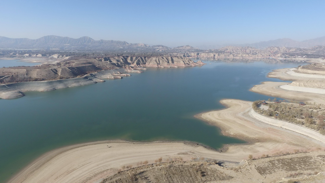 甘肃刘家峡水库水位下降，大片河滩裸露（11月12日摄，无人机照片）。