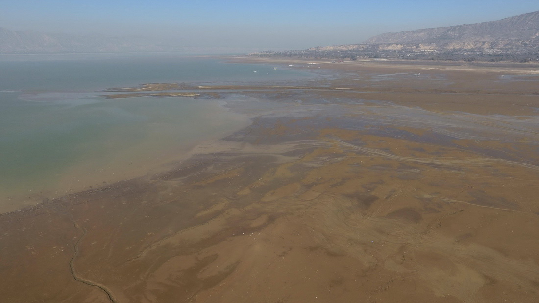 甘肅劉家峽水庫水位下降，大片河灘裸露（11月12日攝，無人機照片）。