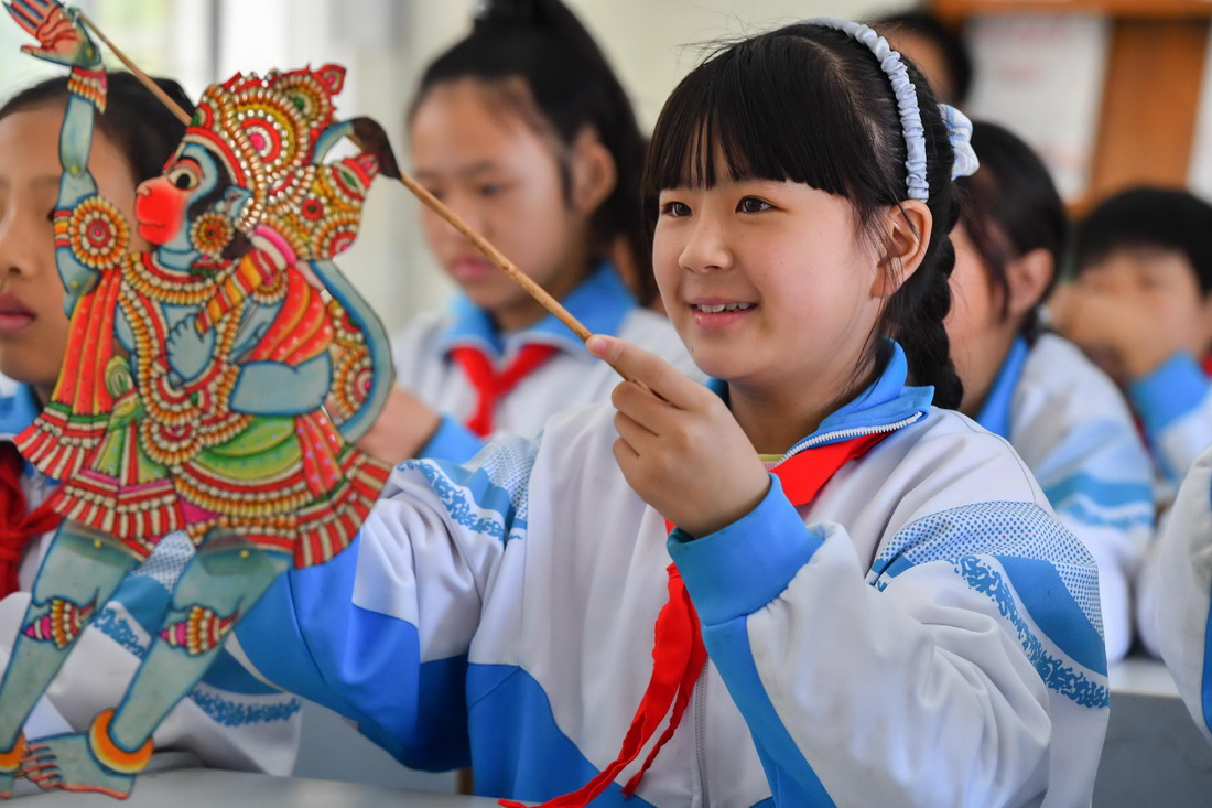 11月12日，在湖南省湘潭市雨湖區鶴嶺鎮南谷小學，學生在欣賞制作好的影偶。