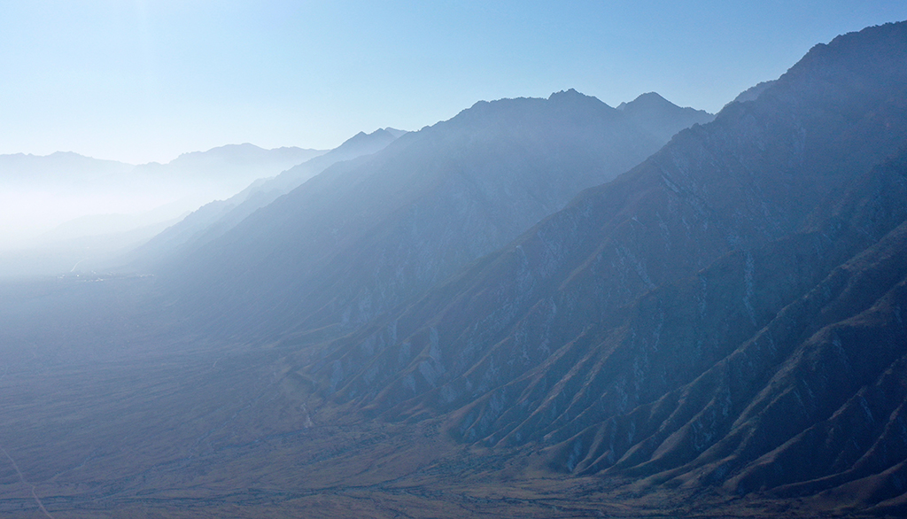 11月12日拍攝的賀蘭山初冬景色（無人機照片）。新華社記者 王鵬 攝
