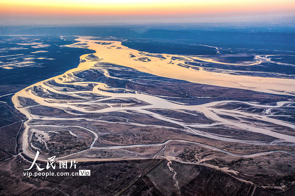 黃河水位下降 河床露出線條形態各異蔚為壯觀【10】