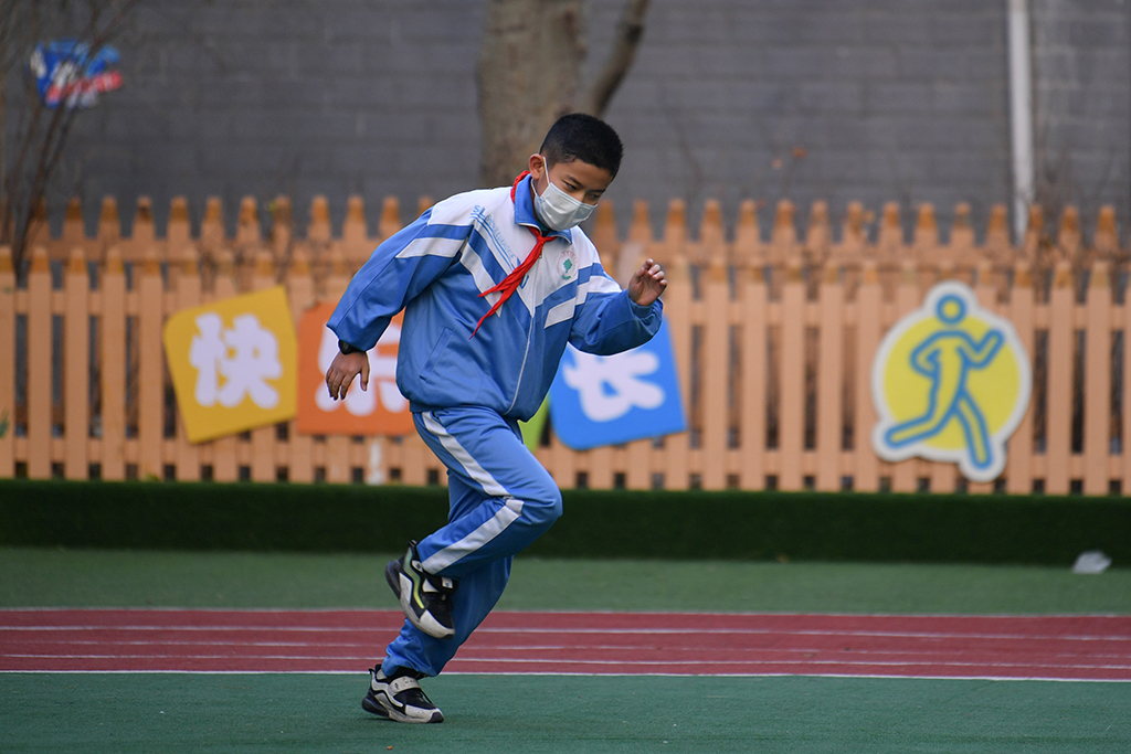 11月15日，在西寧市城西區勝利路小學，學生在校園內玩耍。