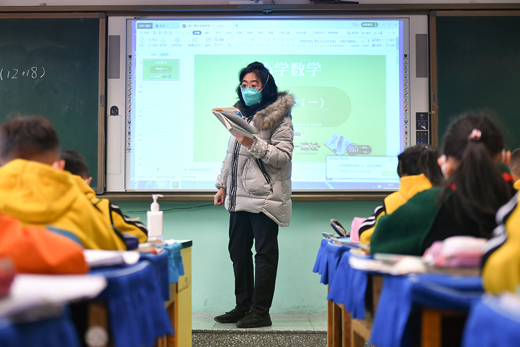 11月15日，西寧市城西區行知小學開始復課，一名老師在上課。