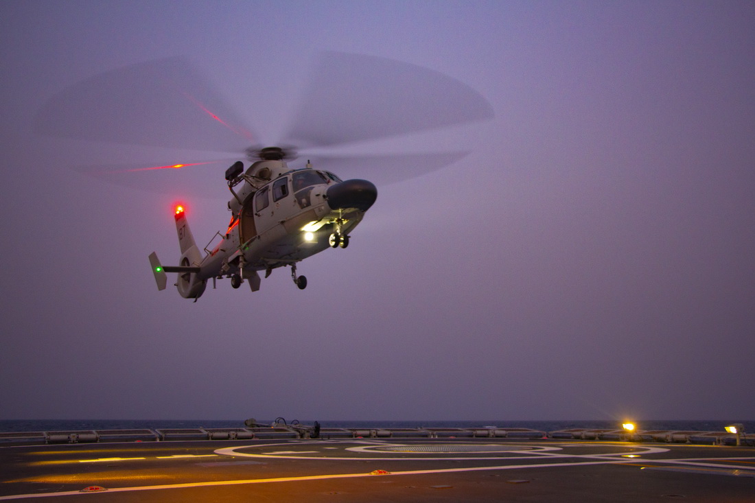 中國海軍第38批護航編隊南京艦在亞丁灣某海域組織艦載直升機跨晝夜飛行訓練（6月16日攝）。新華社發（王宗洋 攝）