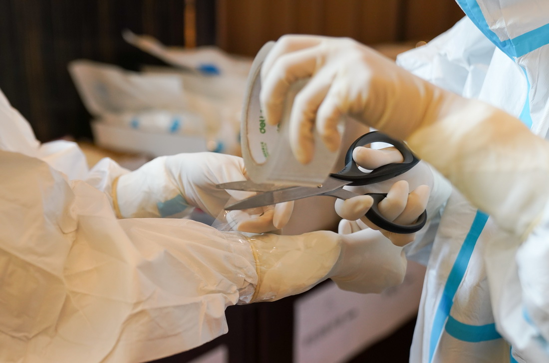 11月15日，在黑河市愛輝區，醫務人員在檢測核酸標本前進行准備工作。