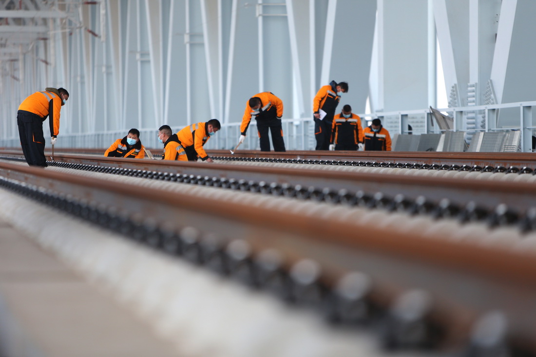 11月15日，中國鐵路鄭州局集團有限公司的工作人員在鄭濟高鐵黃河特大橋上進行全面檢查。新華社記者 許雅楠 攝