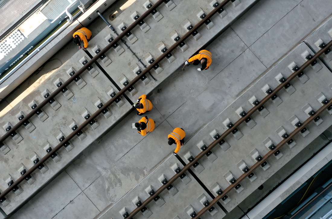 11月15日，中國鐵路鄭州局集團有限公司的工作人員在鄭濟高鐵黃河特大橋上進行全面檢查（無人機照片）。新華社記者 李安 攝