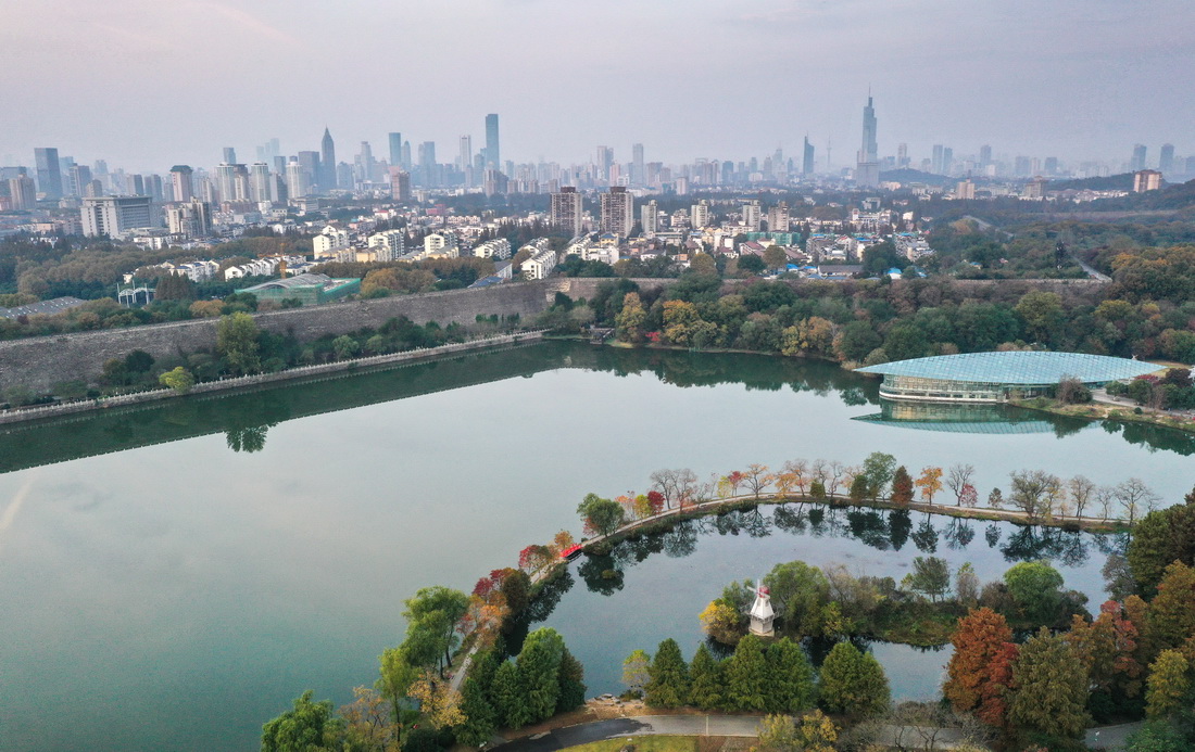 11月16日，晨曦中的南京前湖公园（无人机照片）。