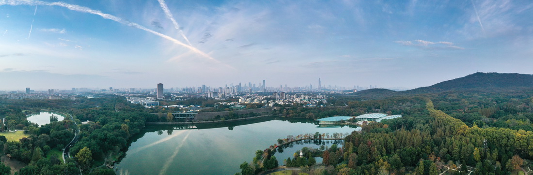 11月16日，晨曦中的南京前湖公園（無人機照片）。