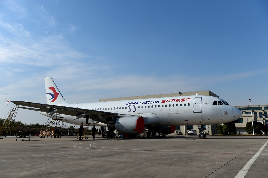 11月15日，在安徽省合肥新桥国际机场，东方航空技术有限公司安徽分公司的技术人员对飞机进行拆解。