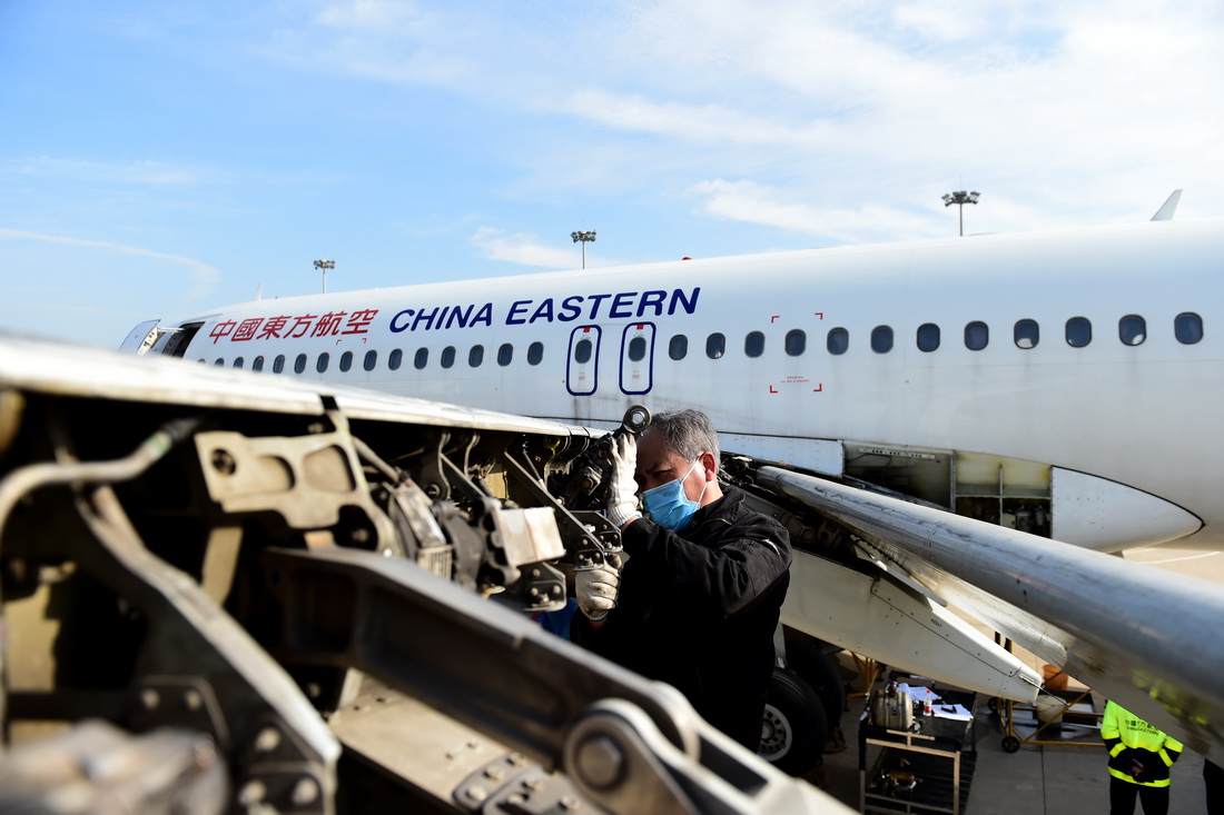 11月15日，在安徽省合肥新橋國際機場，東方航空技術有限公司安徽分公司的技術人員對飛機進行拆解。