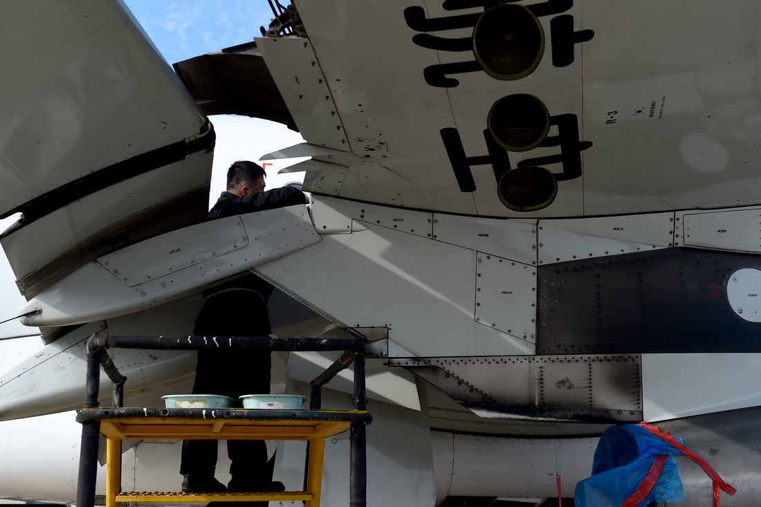 11月15日，在安徽省合肥新橋國際機場，東方航空技術有限公司安徽分公司的技術人員對飛機進行拆解。